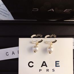 Orecchini in bianco e nero orecchini placcati in oro con gioielleria di alta qualità design a sospensione orori di gioielli squisiti progettati per feste di compleanno da donna