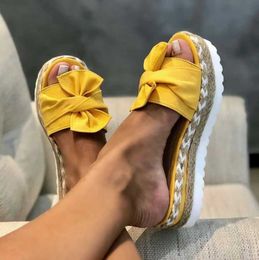 Slippers Slippers New Women Casual Solid Colour Bowknot Plaorm Flat Soes Fasion Braided Straps Outdoor Walking Sandals Zapatilla Mujer H240326ROJR