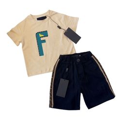 Abiti T-shirt per bambini Classici estate in due pezzi set più stili ragazzi da ragazzi tracce di sedui da ragazzi 100-150 maniche corte in cotone per bambini e lettera di griglia 624