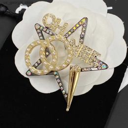 Pins Brooches Luxury Women Men Designer Brand Letter Brooches 18K Gold Plated Inlay Crystal Rhinestone Jewelry Brooch Charm Pearl Pin Marry Christ Y0319B4QS