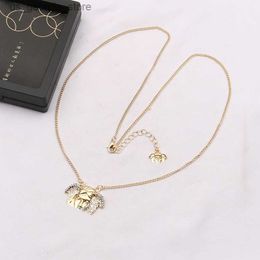 Pendant Necklaces Luxury Designer Brand Double Letter Pendant Necklaces Chain Head Round 18K Gold Plated Crysatl Rhinestone Sweater Newklace for Women Wedding Jew