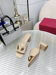 Designer di lusso Slifori tacco Lady Muli Slip on Slides Leather Metal Vust Scarpe Domande con tacchi grossi Pompe Casualmente Sandalo Sandalo Fasci Sandalo