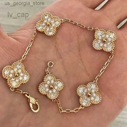 Charm Bracelets Luxury Designer Charm Bracelet Clover Pearl 4 Pieces 18k Gold Necklace Earrings Wedding Laser Brand V0zn Y240327
