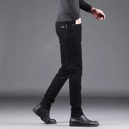 Jeans da uomo elasticizzati autunno e inverno Pantaloni lunghi in denim dritti e versatili stile uomo 240322