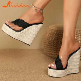 Slippers Slippers Sexy Club Queen Lady Sandals Plus Size 2023 Summer Wedge ig eeled Slipper Straw Boom Simply Causal Plaorm Soes H240326CSMC