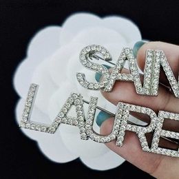 Pins Brooches Crystal Letter Brooch Suit Lapel Pin Women Men Letters Brooches for Gift Party Fashion Jewellery Y240327