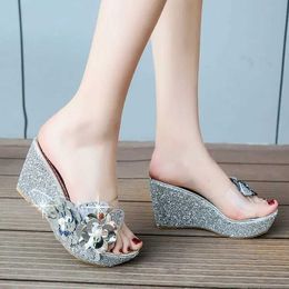 Slippers Slippers 2023 Summer New Wedges Sandals Women Sexy Crystal Transparent ig eels PVC String Bead Fasion Gold Soes H2403266HQ0