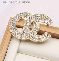Pins Brooches 2color Gold Silver Brooches Luxury Brand Designer Letters Brooches Famous Double Letter Pins Tassel Pearl Rhinestone Suit Pin Jewel Y0319LKXZ
