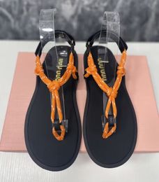 Designer femminile sandali piatti di alta qualità Clip alla moda di punta legata Non slip pantofole per alte parco per alimentazione scarpe da spiaggia per la spiaggia dimensioni 35-42