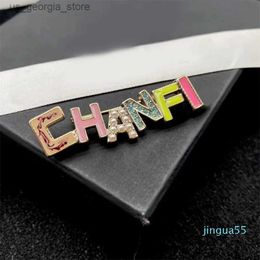 Pins Brooches fashion Colour letter Brooches pearl enamel designer Brooch Pins for women party gift Jewellery Y240327