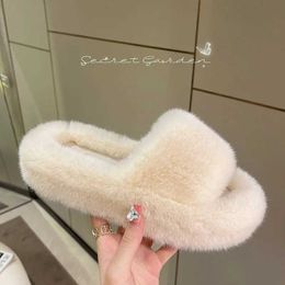 Slippers Slippers Womens fluffy fur slider womens 2024 autumn/winter new warm solid Colour Versatile cute casual shoes soft Cinelos Planos H240326F9ZY