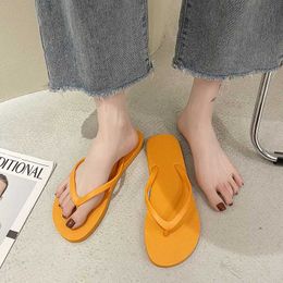 Terlik Terlik Çift Beac Sandalet Yaz Flip Kadın Sevimli Şeker Renk İç Mekan Düz Kasa Mens Beach Slip Soft Sole H240326K8FE