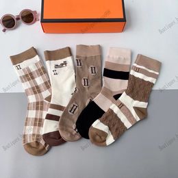 Designer men's and women's socks five pairs of luxury leisure sports winter mesh letter socks embroidered cotton men and women with boxes.