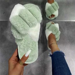 Slippers Slippers 2023 Cross Design Winter ouse Fury Womens fluffy fur Ome Slides flat bottomed indoor flooring Soes soft womens flip H240326EJKS