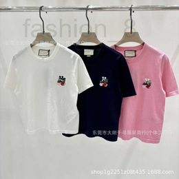 Kadın T-Shirt Tasarımcısı 2024 Yaz Kiraz İşlemeli Logo Yuvarlak Boyun Örme Kısa Kollu Basit Moda Kadın T-Shirt 64K4