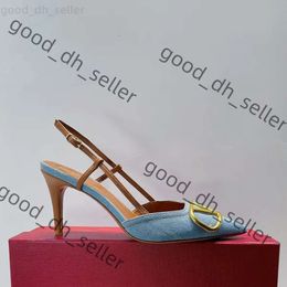 Top Design Luxury Shoes 2024 Fashionable Drilling Buckle Women's High-heeled Shoes Letter Wedding Party Tourism Leisure 95