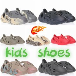 Terlik Ayakkabı Baby Çocuklar Ayakkabı Foam Runner Spor Sneaker Tasarımcı Toddler Big Boys Siyah Çocuk Gençlik Bebekler Erkek Kız Çocuklar Aziz 28-33