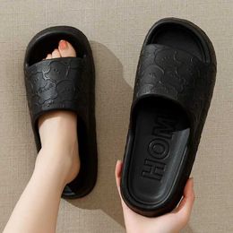 Slippers Slippers Summer Bear cartoon womens slide plaid bathroom non slip ome flip casual beach sandals indoor H240326ZLUL