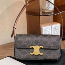 Fashion temperament teen Triumph Shoulder Bag Top quality leather Bracket Angled luxury Designer bag Fashion Camera Handbag A009
