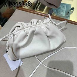 Bottegvenetas Pouch Handbags Designer Small Glossy Cloud Single Shoulder Messenger Hand Womens Bag Zci1