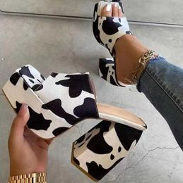 Slippers Slippers 2024 new women luxury color printing square head thick bottom heel one-line slippers large size high-heeled sandals H240326DEXP