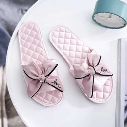 Slippers Slippers Womens Indoor Silk Slider Buerfly Knot Bow Ligt Comfortable Apartment Open Sole Fashionable and Cute Soes Women H240326168I