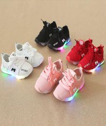 Neue leuchtende Schuhe Jungen Mädchen Sportschuhe Baby blinkende LED-Leuchten Mode Turnschuhe Kleinkind Sportschuhe SSH19054 H08289321444