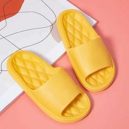 Slippers Slippers Sandalias Girl ome Sandals Summer Man Women Flip Flops Fasion Korean Beac ManS Pillow Slides Sports Bier Gourd H240326R5GJ