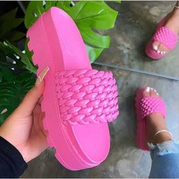 Slippers Slippers 2024 spring/summer new womens high-heeled PU sponge cake sole rubber super thick-soled slippers woven pattern female sandals H240327
