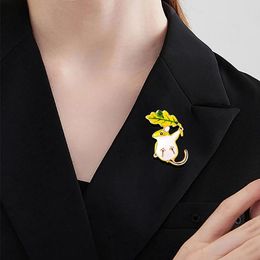 Brooches Cartoon Mouse Holding Leaf Brooch Women's Unisex Enamel Cute Hamster Pet Party Casual Pin Gift