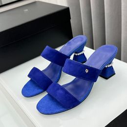 Wildleder-Designer-Damen-Pantoletten, quadratische, hochhackige Perlensandalen, schmale Schaffell-Hausschuhe, Slip-On-Bast-Doppelband-Sandalen, schwarze Sommerkleidschuhe