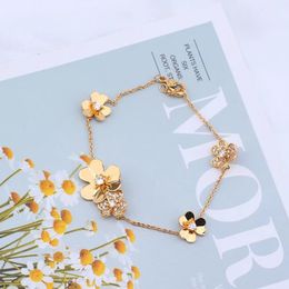 Golden Flowers Bracelet Women Luxury Clover Bracelets Designer Party Wedding Crystal Jewelry Charmq1