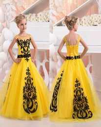 New Yellow Girls Pageant Dresses Jewel Neck Short Cap Sleeves Black Lace Appliques Tulle Floor Length Flower Girl Birthday Party D5026686