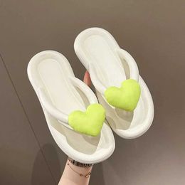 Slippers Slippers Rainbow Colour Flip Flops Women Outwear 2023 Summer New Heart Beach Soft Sole Indoor Paltform EVA Home Wear Shoes H240326A9FO