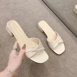 Slippers Slippers 2024 Summer Fasion Open Toe Solid Color Simple Leater PU Surface Versatile Candy Large Square eel Soes Women H240326EQG3