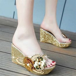 Slippers Slippers 2023 Summer New Wedges Sandals Women Sexy Crystal Transparent ig eels PVC String Bead Fasion Gold Soes H2403261FZL