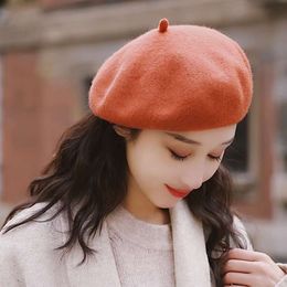 秋と冬の純粋なウールウールレンガの赤いベレー帽、女性のイギリスの冬の芽帽子、多用途の春、秋の日本のスタイルの女性
