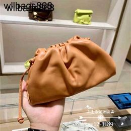 Bottegvenetas Pouch Handbags Designer Purchase 22 Spring and Summer Colour Mini Cloud Bag One Shoulder Messenger Genuine Leather H4q6