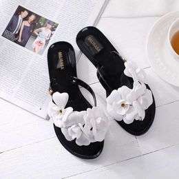 Slippers Slippers 2022 New Camellia Jelly EUR Szie 36-40 Outdoor Womens Sandals Sun Beach PVC Flower Flap 2 Colors H240326YQ5R