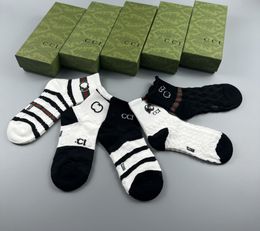 Modemarke Damen Baumwollsocken Neue lässige Damensocken, weiche und atmungsaktive Ganzjahres-Damensocken