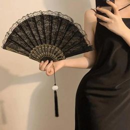 Decorative Figurines Compact Folding Fan Elegant Vintage Lace With Tassel For Summer Parties Dance Performances Hand Held Lolita