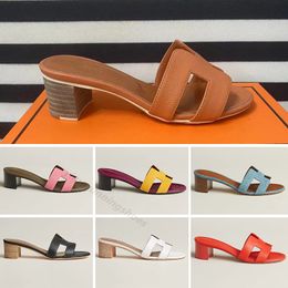 2024 famous brand Beach slippers Classic Flat heel Summer Designer Fashion flops leather lady Slides women shoes Hotel Bath Ladies sexy Sandals Large size L18