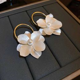 Charm Pearl Metal Flower Earrings for Women Exaggerated Personality Drop Earrings High-end Sense Silver Colour Jewellery Girl Gift Y240328