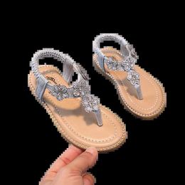 Sandals Kids Slippers Childrens New 2023 Silver Shoes Baby Flower Sandals Baby Princess Student Soft Sole Girl Beach Shoes Q240328