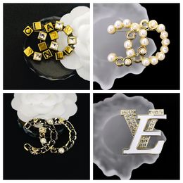 20style Brand Double Letters Designer Brooches for Fashion Pearl Brooch Clothing Suit Pin Women Wedding Jewellery Party Accessory