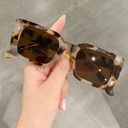 Sunglasses Retro Sunglasses Womens Fashion Brand Small Rectangular Square Sunglasses Mens Retro Glasses Gradient Tea Oculos De Sol J240328