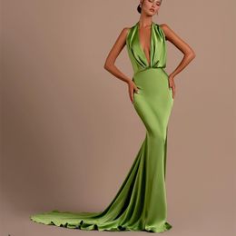 Sexig långgrön V-hals aftonklänningar sjöjungfru ärmlös satin veckad domstolståg dragkedja rygglösa balklänningar för kvinnor