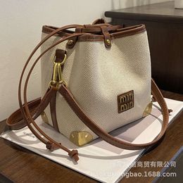 Stores Export Designer Shoulder Bags Canvas Bag for Womens and 2024 New Fashionable Niche Design Single Crossbody High-end Feeling Foreign Style Bucket
