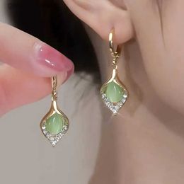 Charm New green water drop cats eye stone pendant earrings suitable for womens fashionable temperature earrings girl gifts wedding party Jewellery Y240328