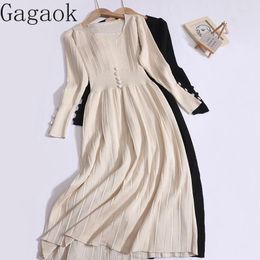 Casual Dresses Gagaok 2024 Autumn Winter Solid French Fashionable Knitted Dress Waist Fold Unique A-line Pleated Bottom Skirt For Women